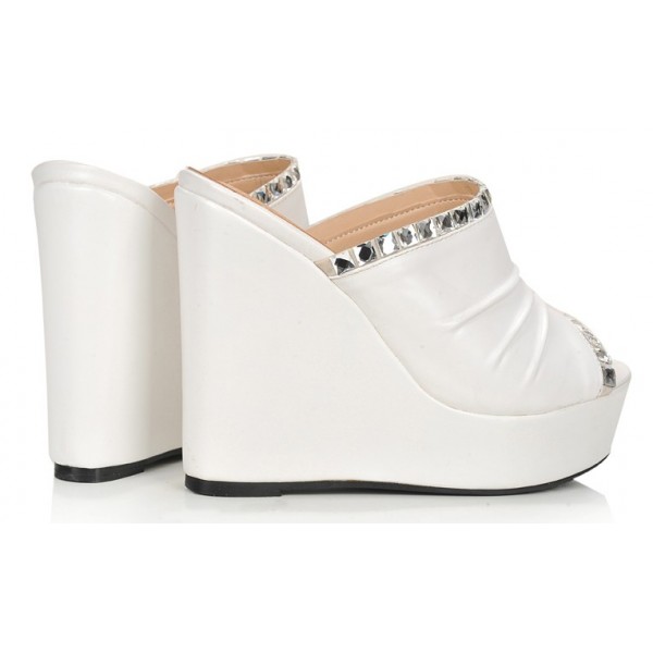 Mules, blanches, talons compensés, aspect cuir mate, petites pointures ...