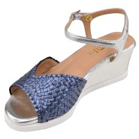 Sandales compensées cuir tressé bleu vue trois-quarts avant