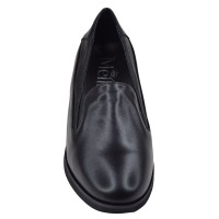 Vue de face des mocassins en cuir noir pour petites pointures